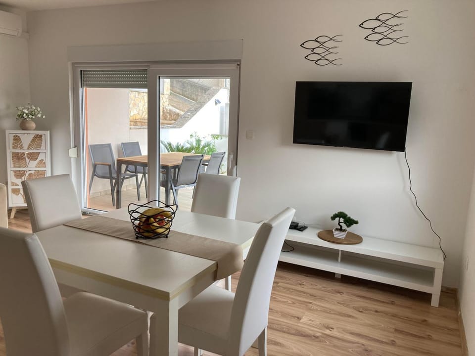 TV and multimedia, Living room, Dining area