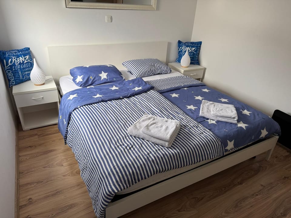 Bed, Bedroom, towels
