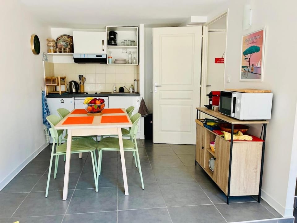 Coffee/tea facilities, Kitchen or kitchenette, Dining area, stove, toaster