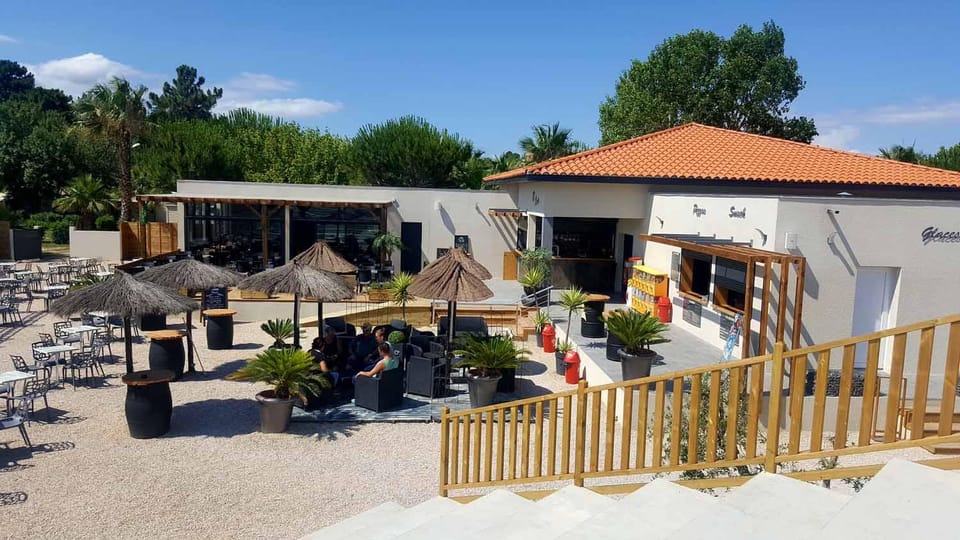 Restaurant/places to eat, Lounge or bar
