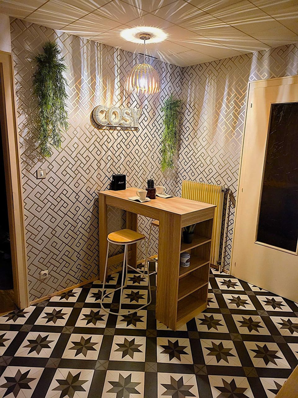 Kitchen or kitchenette, Dining area