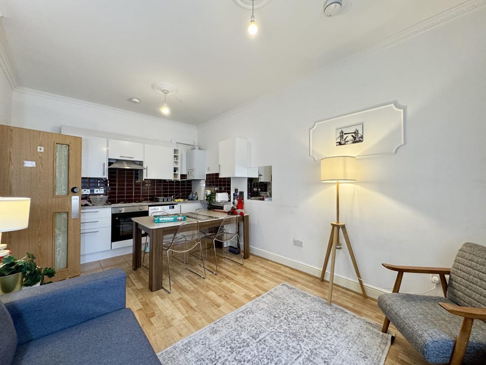 Bed, Kitchen or kitchenette, Living room, Seating area, Dining area, Bedroom, hair dryier, oven, stove, toaster, washing machine, dryer