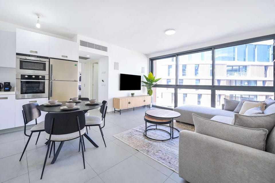 TV and multimedia, Kitchen or kitchenette, Living room, Seating area, Dining area