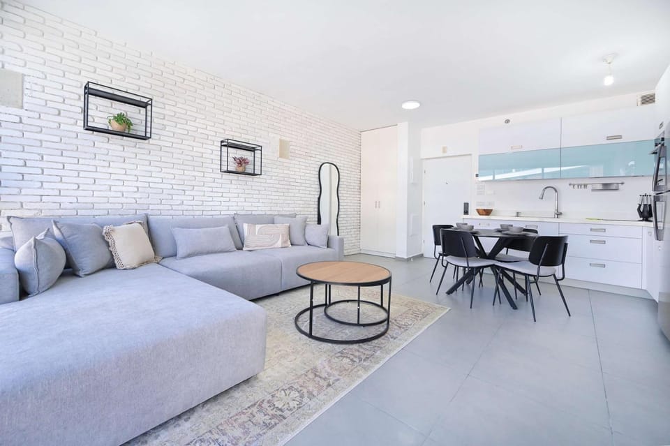 Kitchen or kitchenette, Living room, Seating area, Dining area