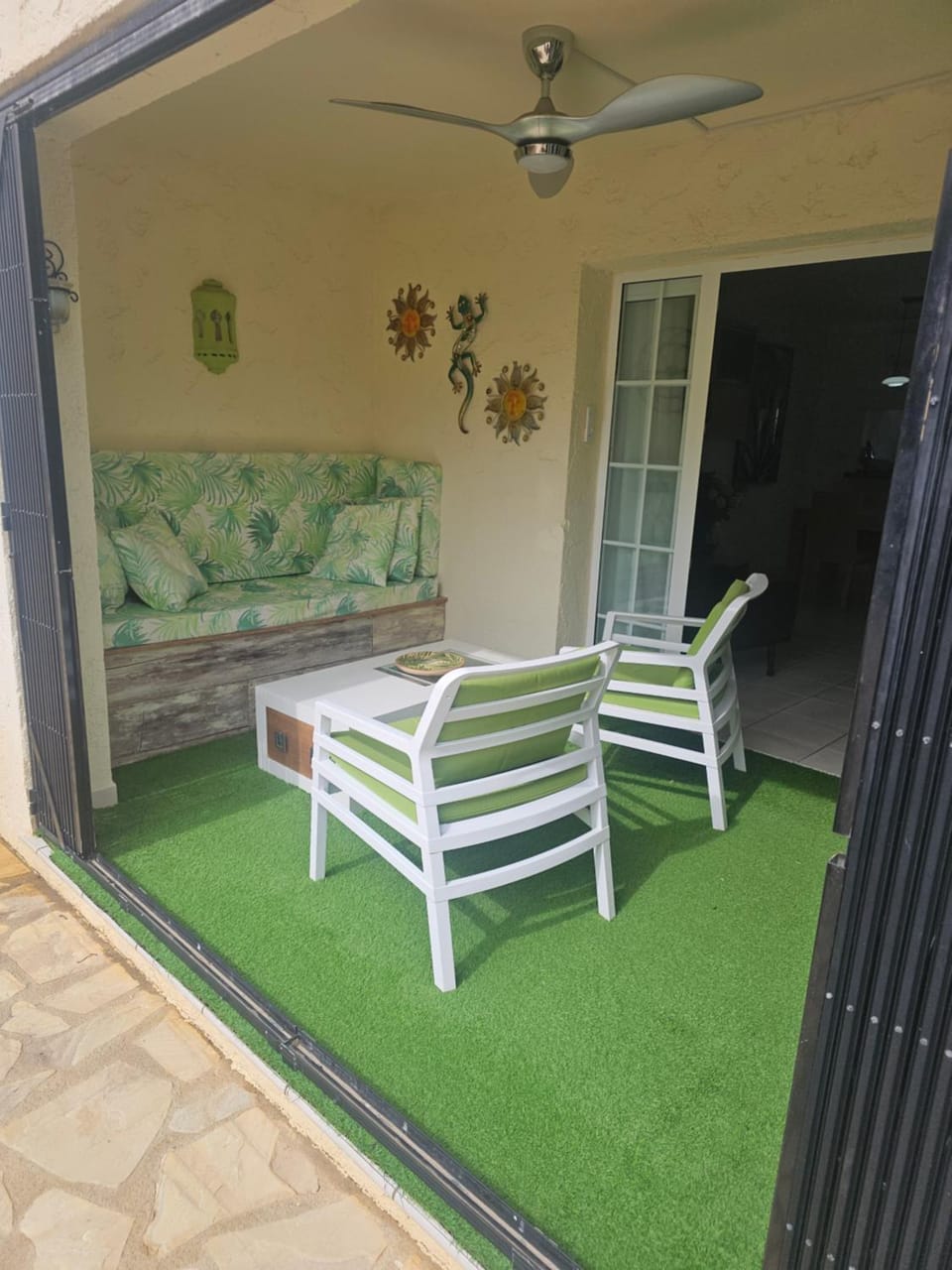 Patio, Day, Garden, Living room, Seating area, Garden view, sunbed