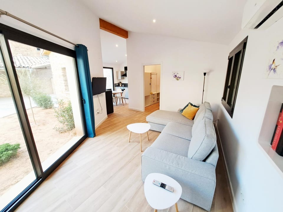 TV and multimedia, Living room, Seating area, air conditioner