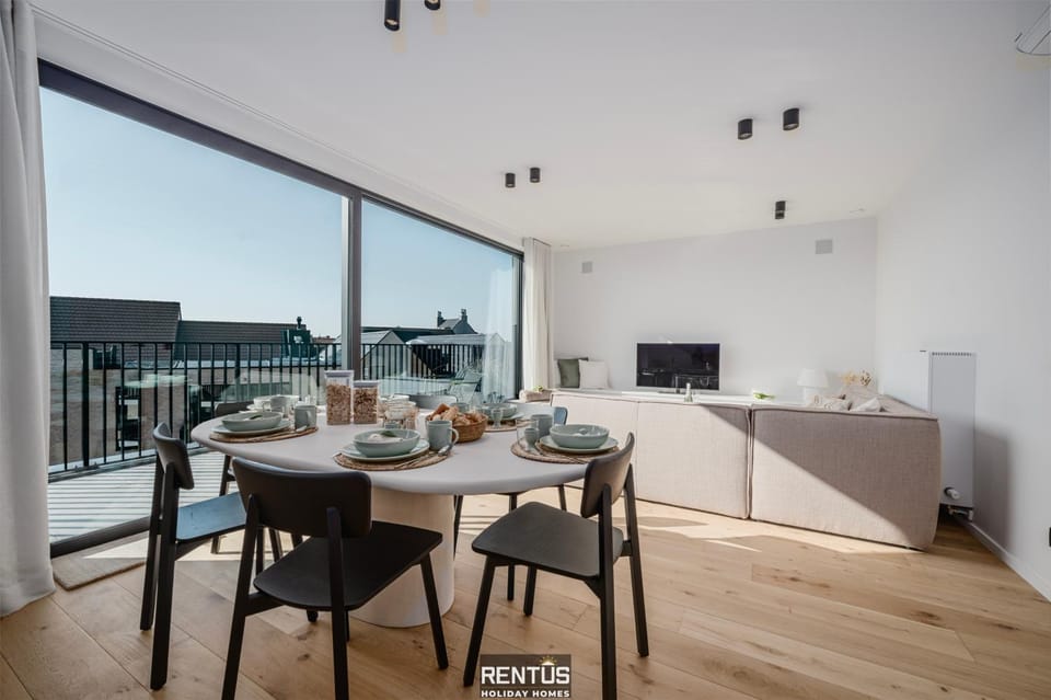 TV and multimedia, Living room, Seating area, Dining area