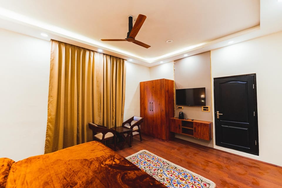 TV and multimedia, Seating area, Bedroom, wardrobe