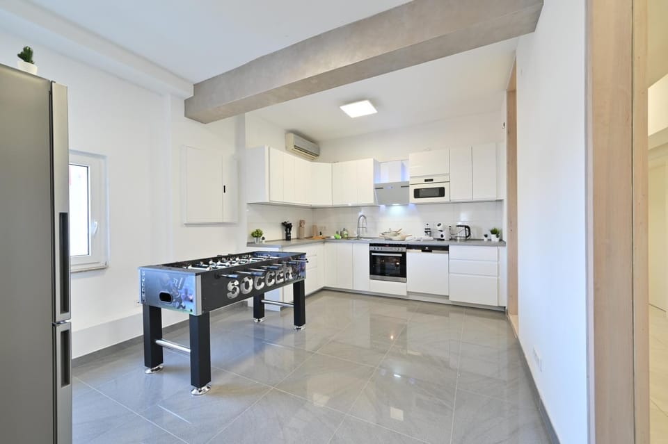 Yello Homes - Luxus Loft für bis zu 7 Personen nähe Airport & Messe, Tischfußball & Whirlpool Apartment in Nuremberg