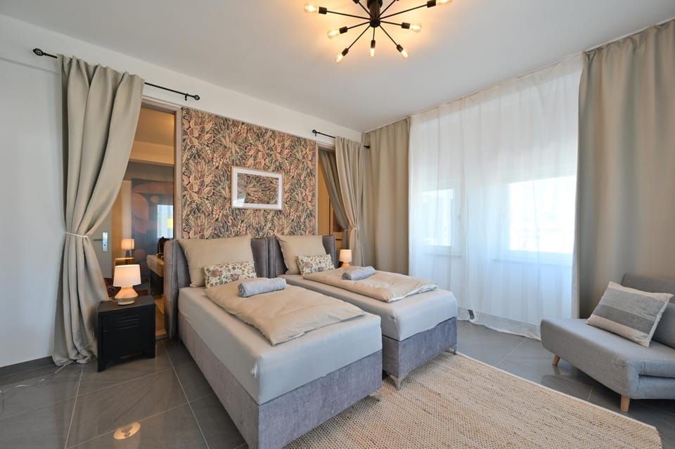 Yello Homes - Luxus Loft für bis zu 7 Personen nähe Airport & Messe, Tischfußball & Whirlpool Apartment in Nuremberg