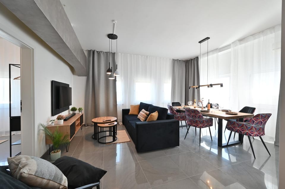 Yello Homes - Luxus Loft für bis zu 7 Personen nähe Airport & Messe, Tischfußball & Whirlpool Apartment in Nuremberg