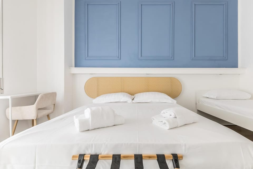 Bed, towels
