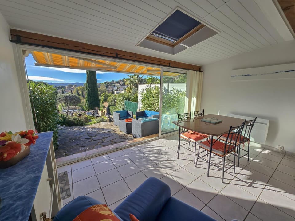 Patio, Living room