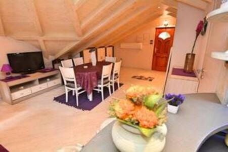 TV and multimedia, Food and drinks, Seating area, Dining area