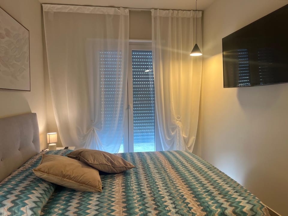 Bed, TV and multimedia, towels