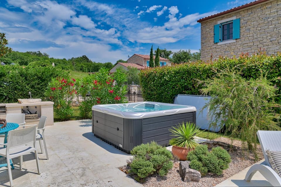 Villa Figlica for 6 people near Umag with private pool, jacuzzi & sea view - pet friendly Villa in Istria County