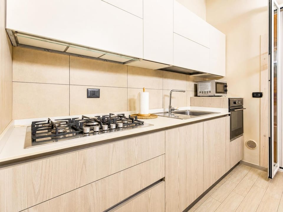 Kitchen or kitchenette, minibar, stove