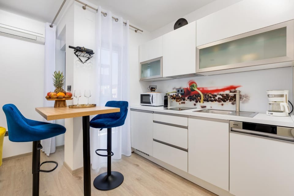 Coffee/tea facilities, Kitchen or kitchenette, Dining area, dishwasher, stove