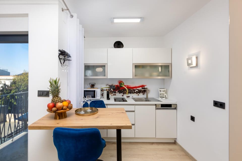 Kitchen or kitchenette, Dining area, stove