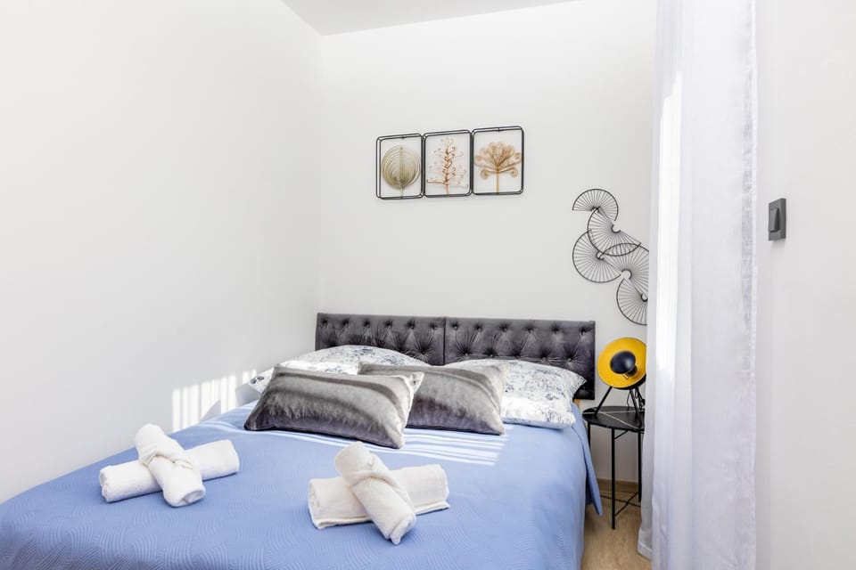 Bed, towels