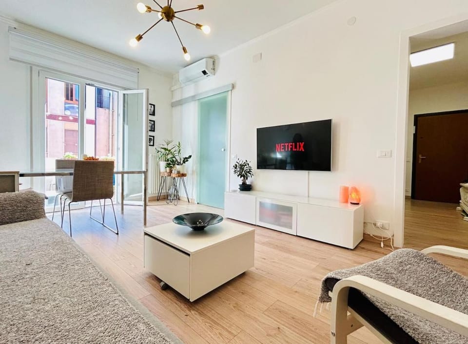 Communal lounge/ TV room, TV and multimedia, Living room, Seating area, Evening entertainment