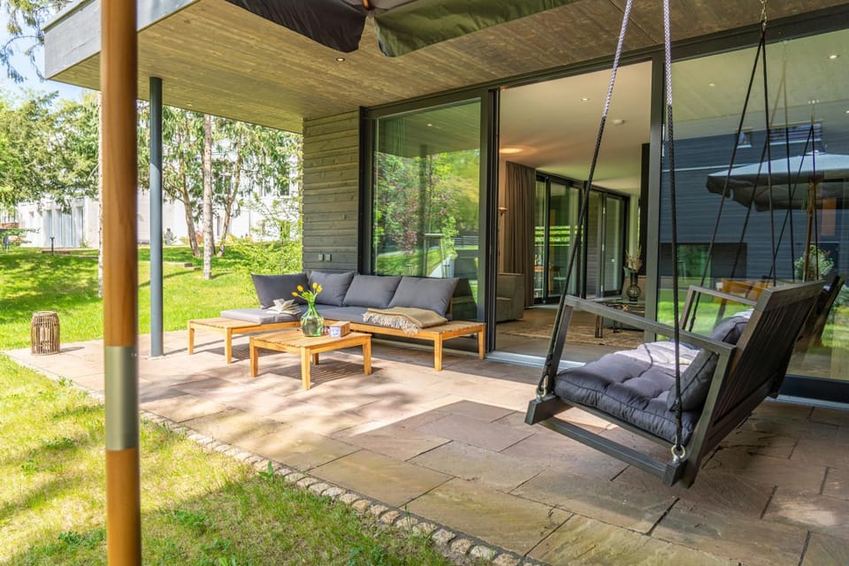 Property building, Garden, Balcony/Terrace, Seating area, Garden view