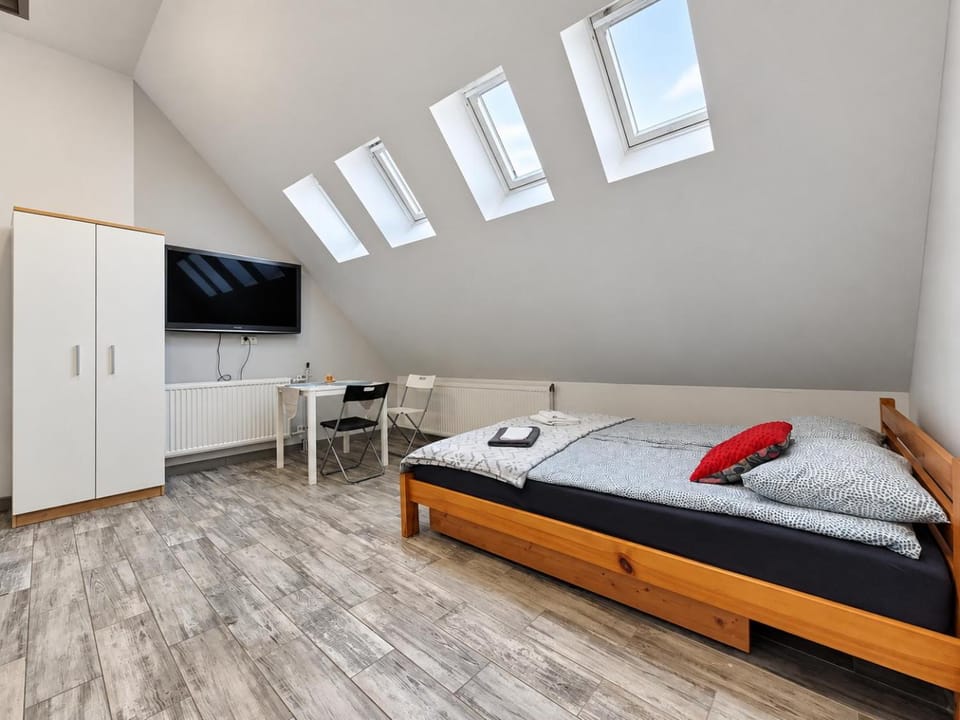 Bed, TV and multimedia, Kitchen or kitchenette, Photo of the whole room, Bedroom, towels, wardrobe