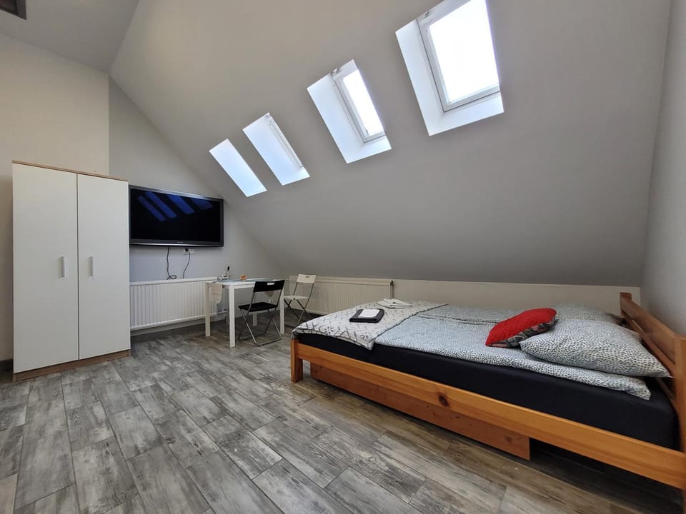 Bed, TV and multimedia, Photo of the whole room, Bedroom, towels, wardrobe