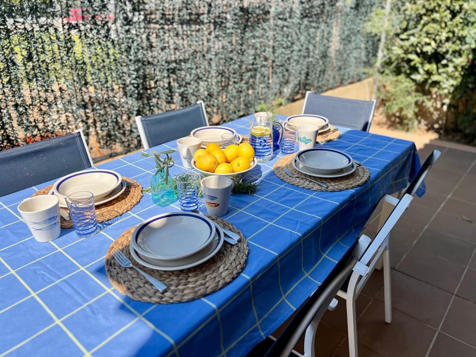 Patio, Day, Food and drinks, Dining area, Food