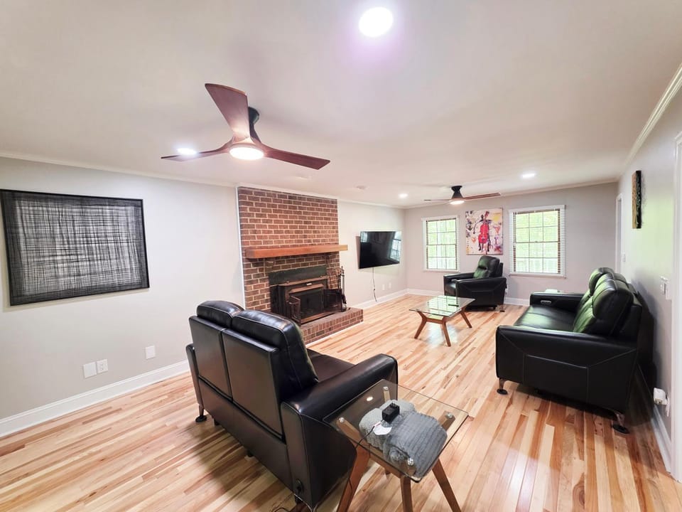 TV and multimedia, Living room, Seating area, fireplace