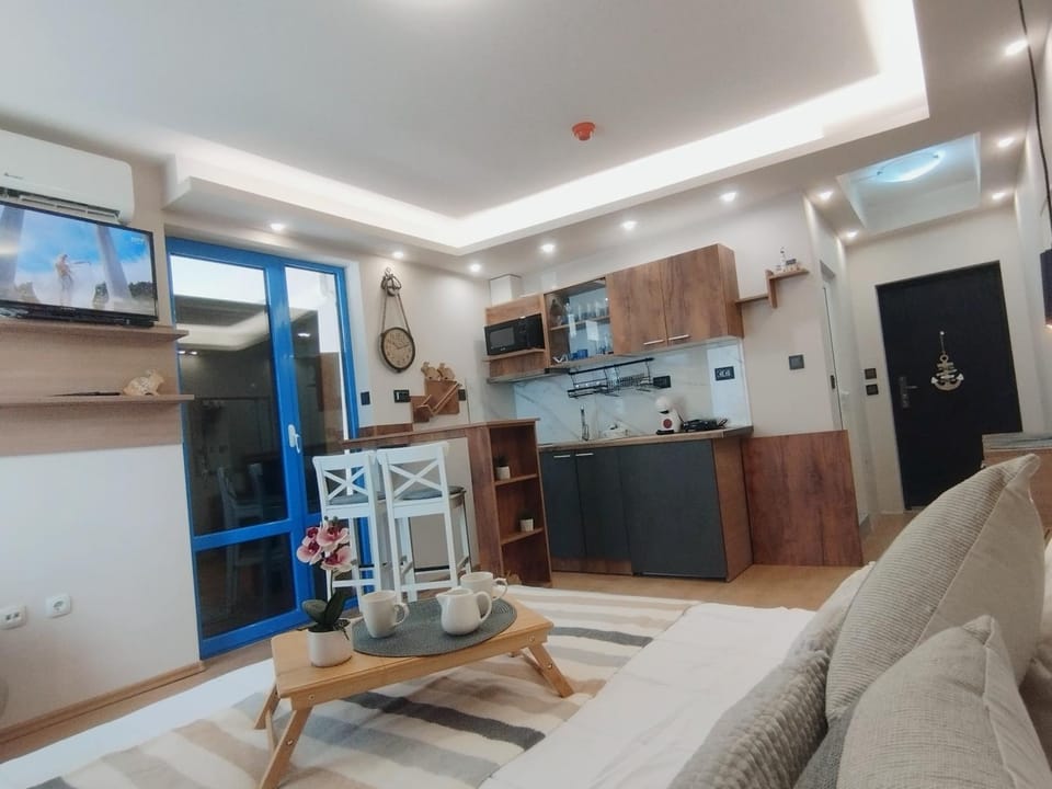 TV and multimedia, Kitchen or kitchenette, Living room, Seating area, Dining area