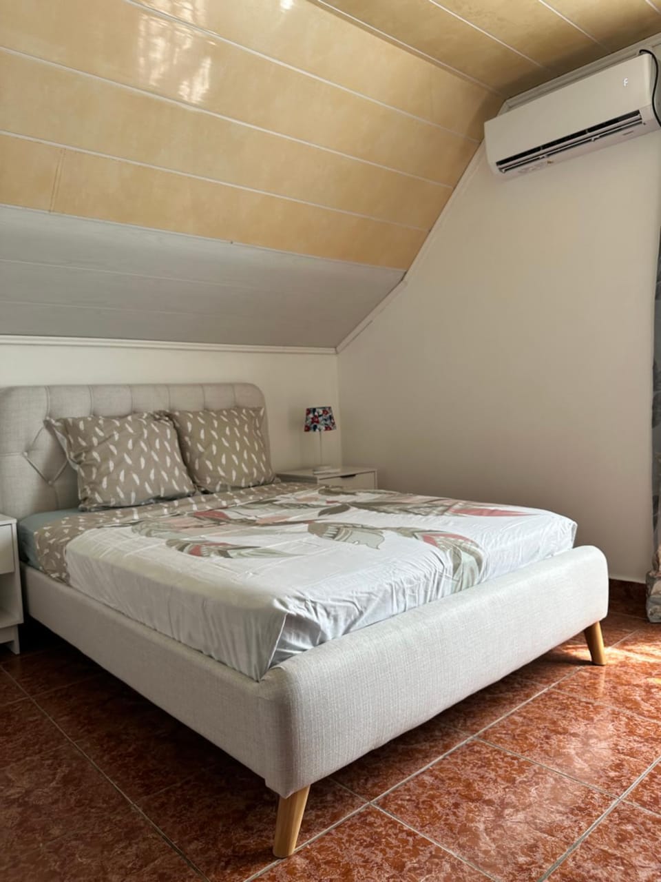 Bed, Photo of the whole room, Bedroom, air conditioner