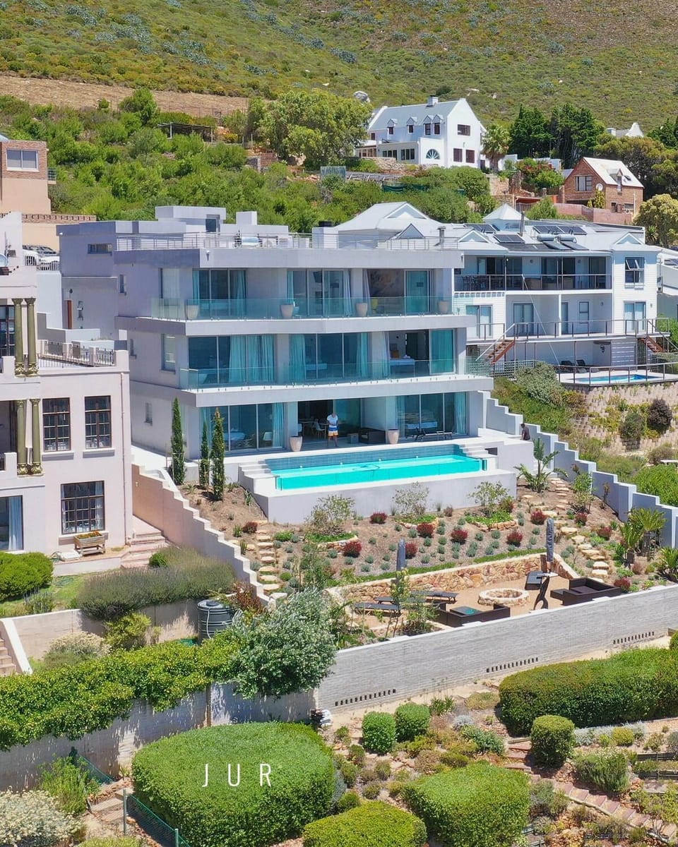 Contemporary 2 Bedroom apt with Indian Ocean Views Apartment in Cape Town