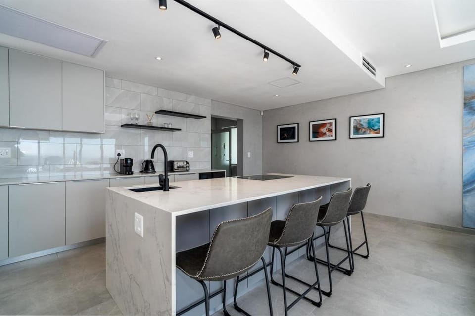 Contemporary 2 Bedroom apt with Indian Ocean Views Apartment in Cape Town