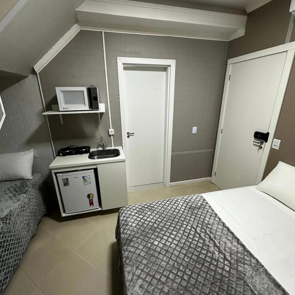 Kitchen or kitchenette, microwave, minibar, stove