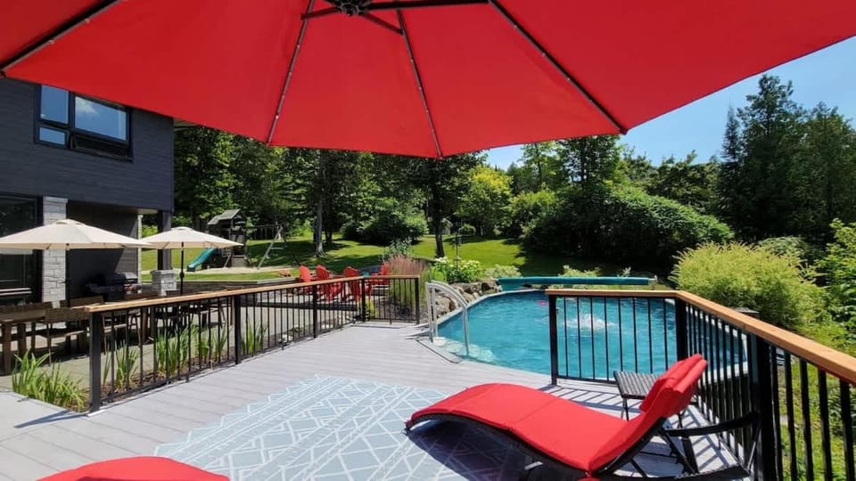 Chalet Hill Top Inn House in Quebec
