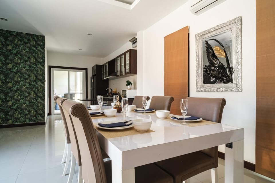 Kitchen or kitchenette, Living room, Seating area, Dining area, air conditioner