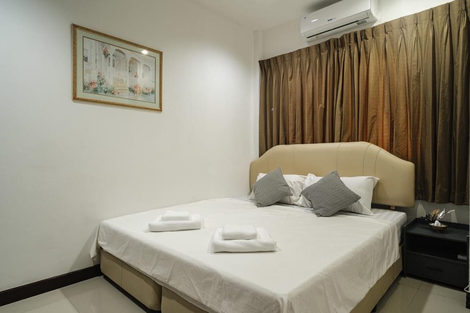 Bed, Photo of the whole room, Bedroom, air conditioner