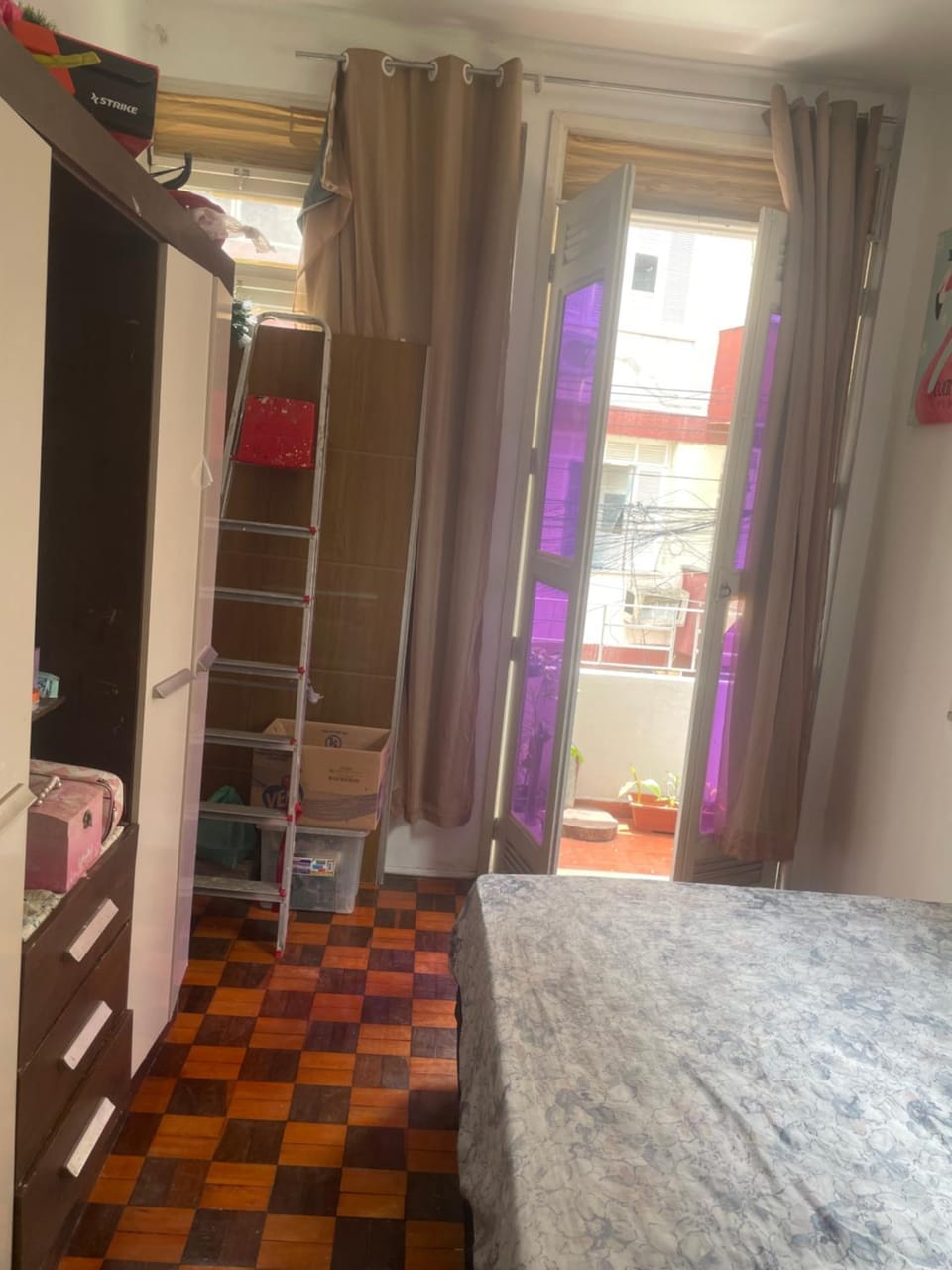 Quarto com sacada possui cama de casal, ventilador e guarda-roupa Apartment in Belém