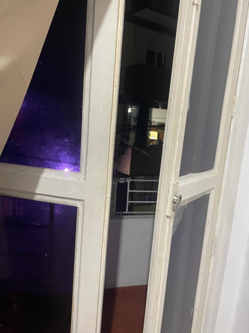 Quarto com sacada possui cama de casal, ventilador e guarda-roupa Apartment in Belém