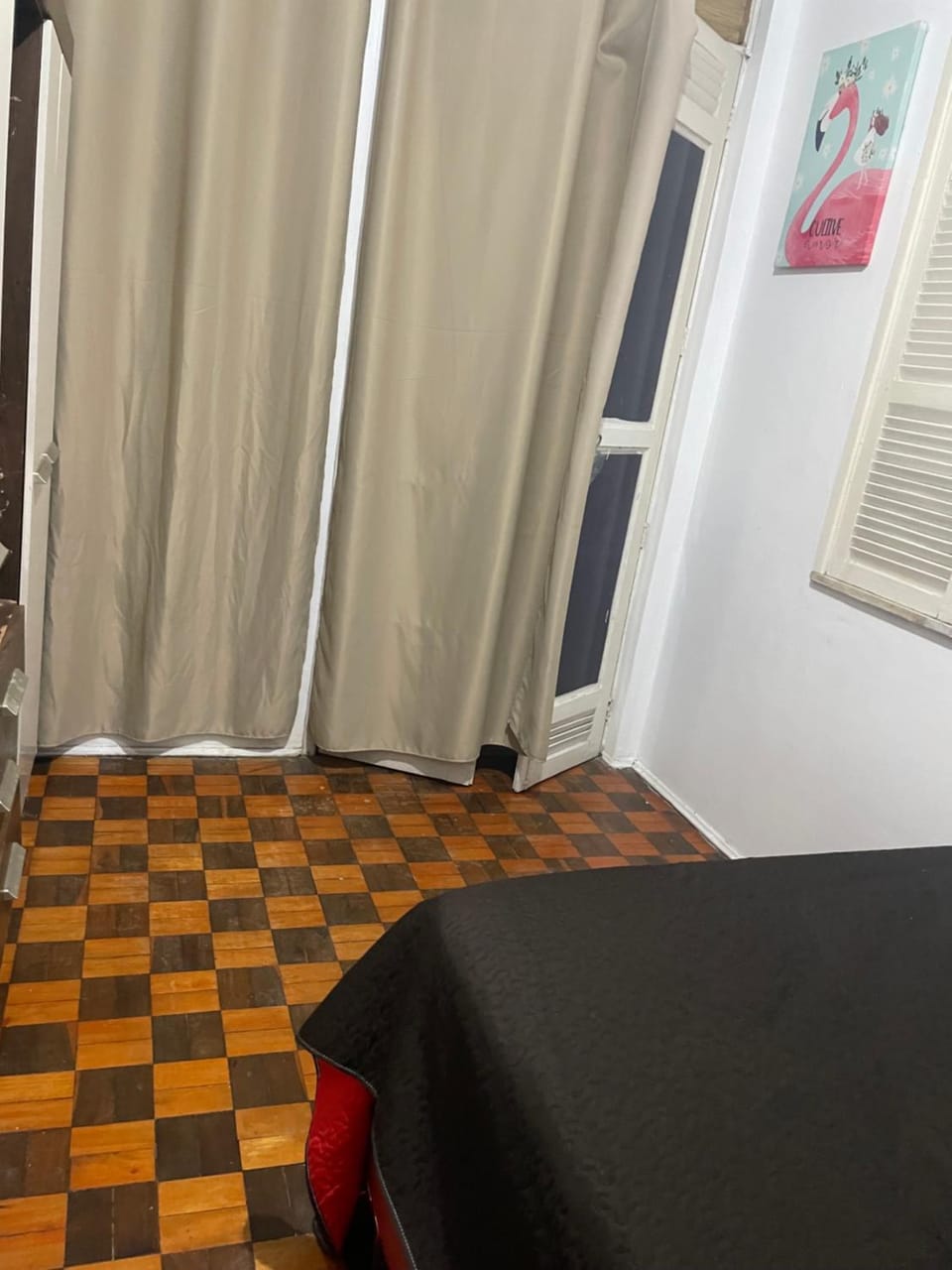 Quarto com sacada possui cama de casal, ventilador e guarda-roupa Apartment in Belém