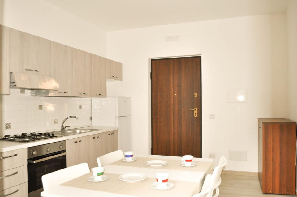 Kitchen or kitchenette, Dining area, stove