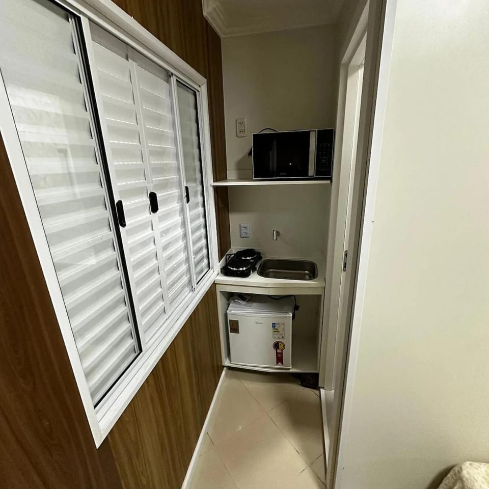Kitchen or kitchenette, microwave, minibar