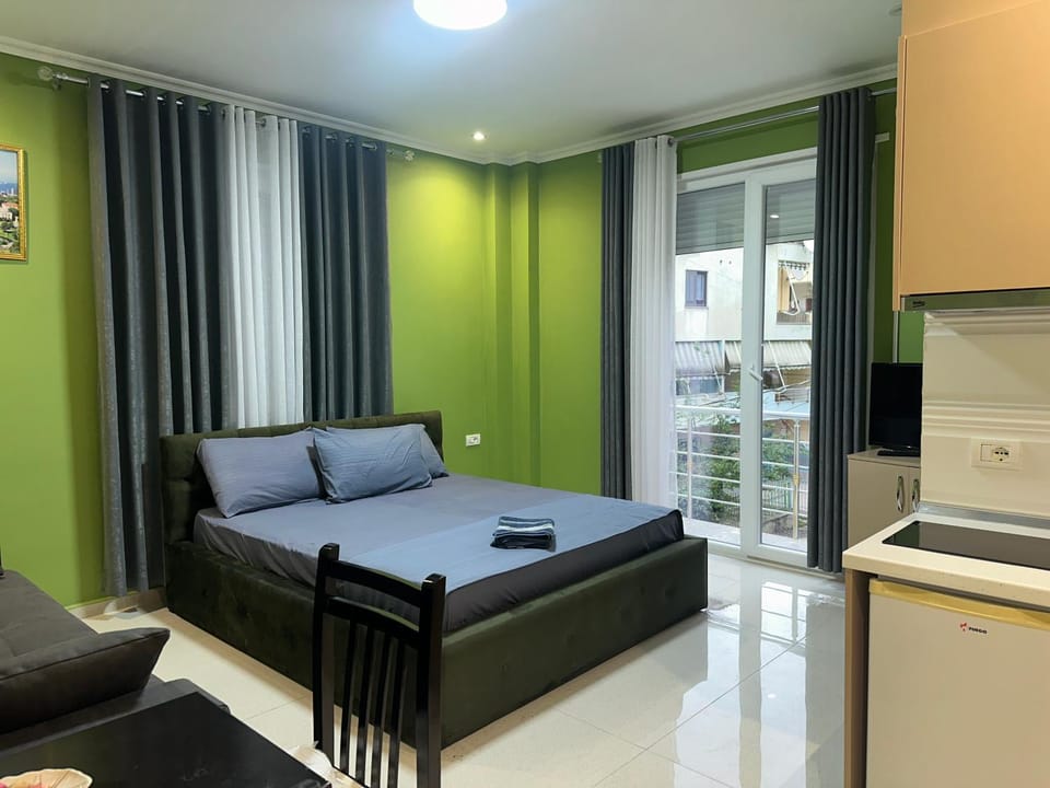 Kitchen or kitchenette, Seating area, stove