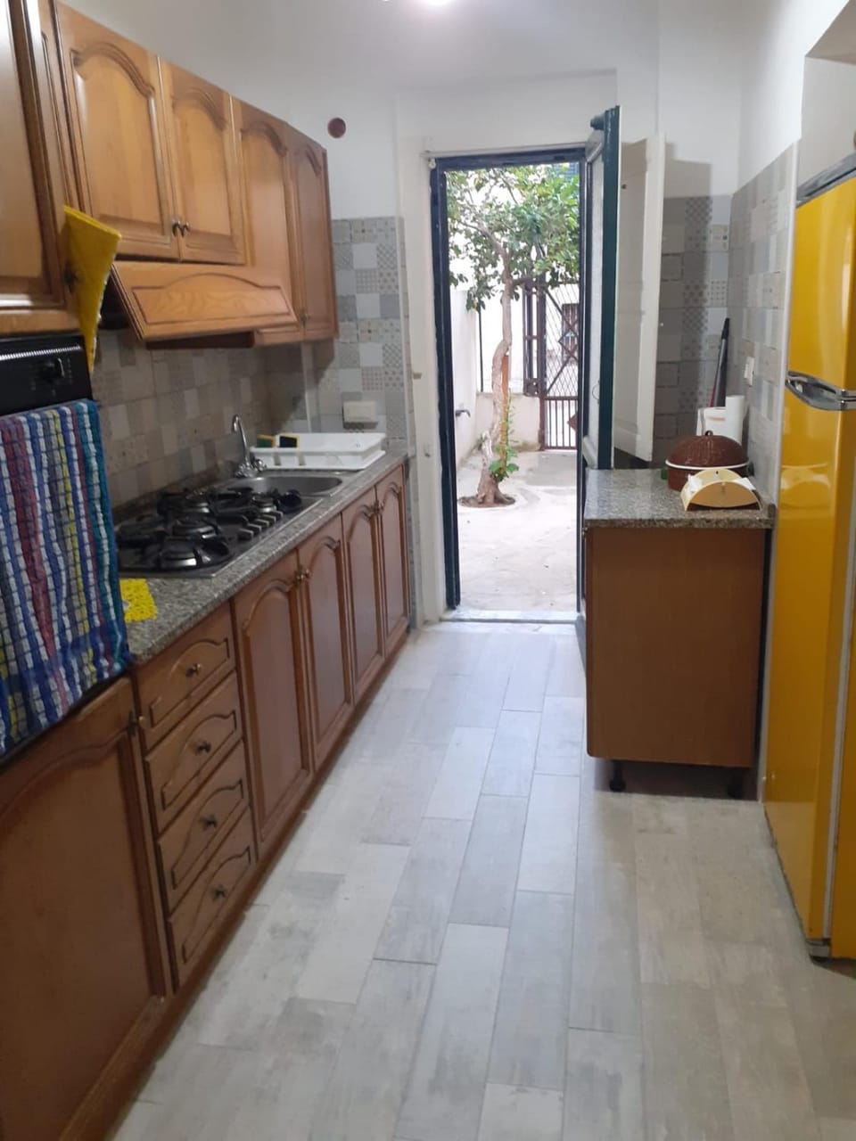 Kitchen or kitchenette, oven