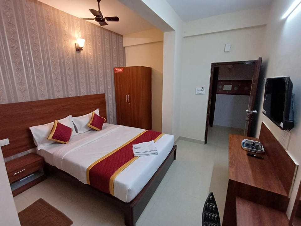 Bed, TV and multimedia, Photo of the whole room, Bedroom, wardrobe