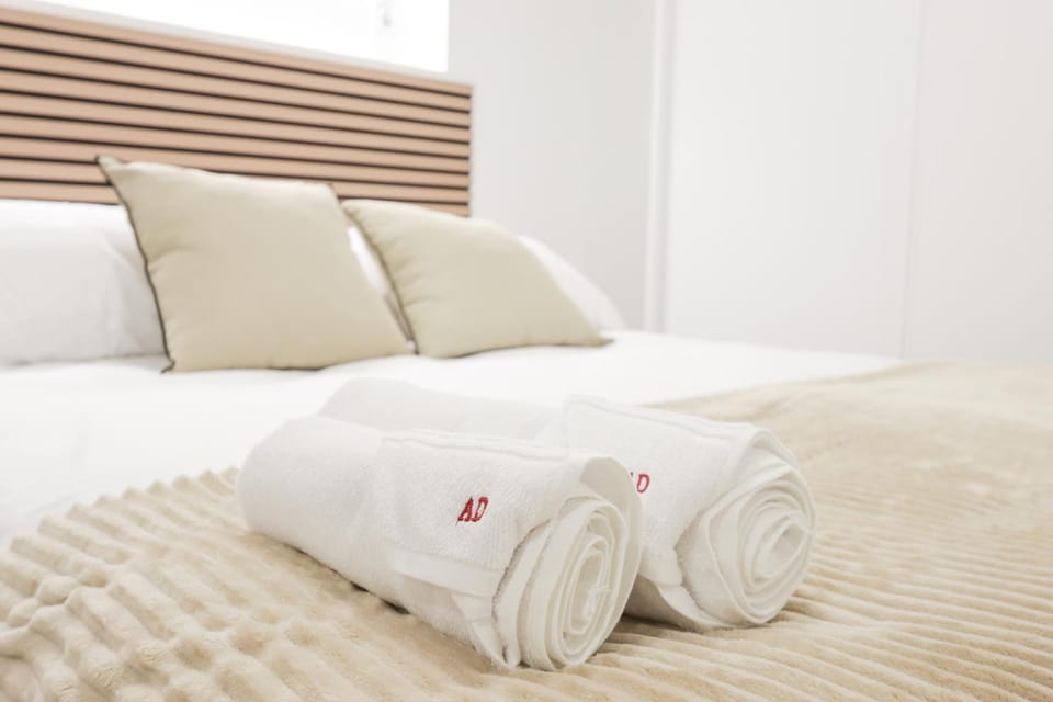 Bed, Bedroom, towels