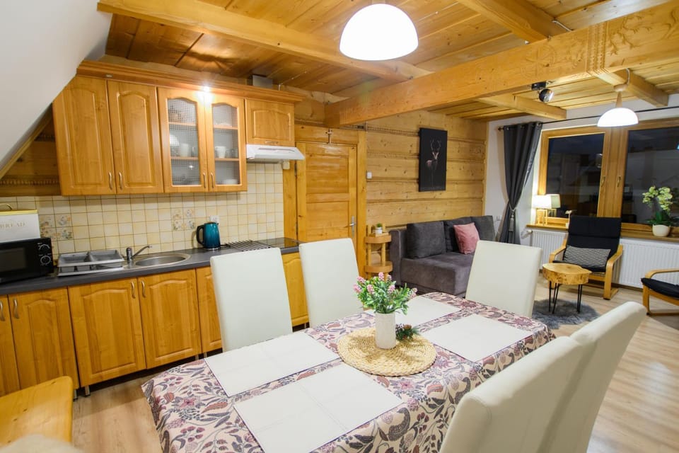 Kitchen or kitchenette, Living room, Seating area, Dining area, stove