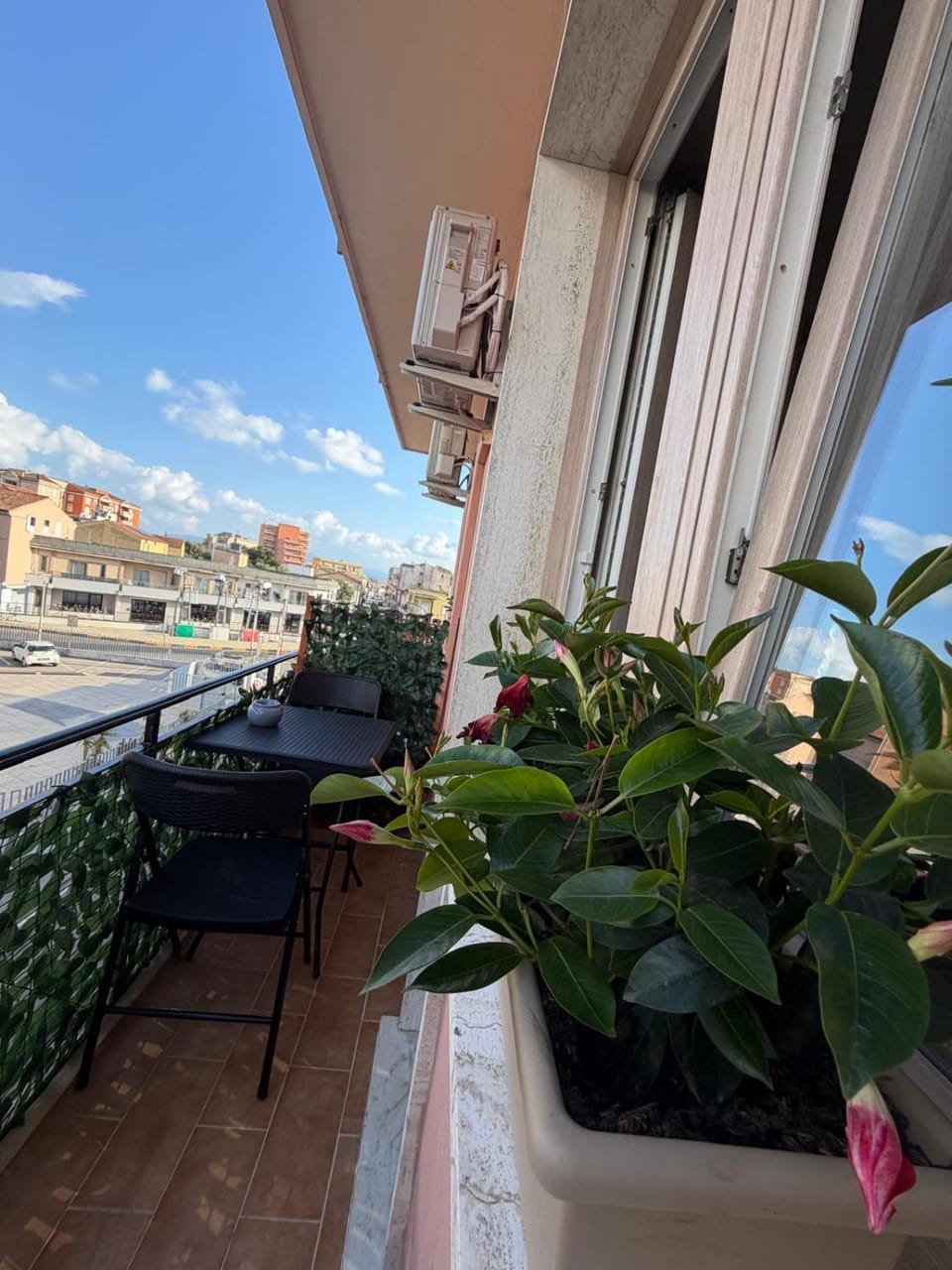 Property building, View (from property/room), Balcony/Terrace, City view, Quiet street view