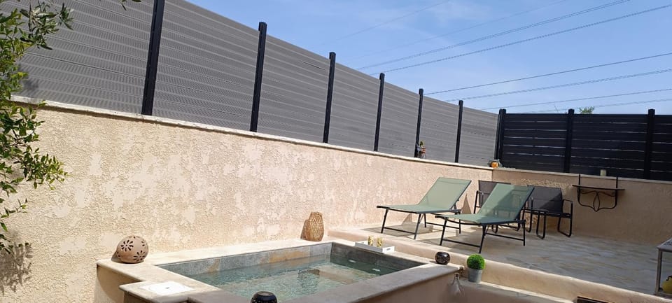 Gite pour deux avec bassin relaxant sans vis a vis House in Graveson